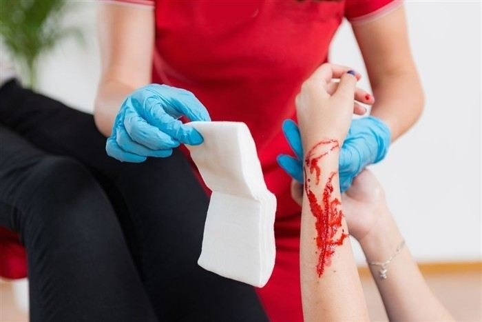 Как наложить повязку на резаную рану на запястье?