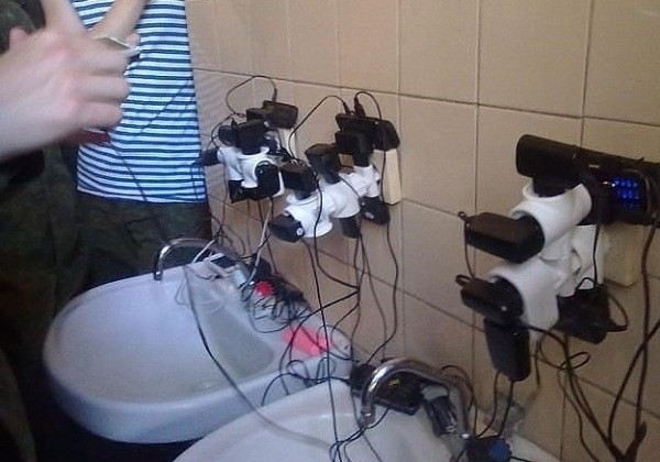 В чем суть проблемы с мобильными телефонами в армии: правила и ограничения