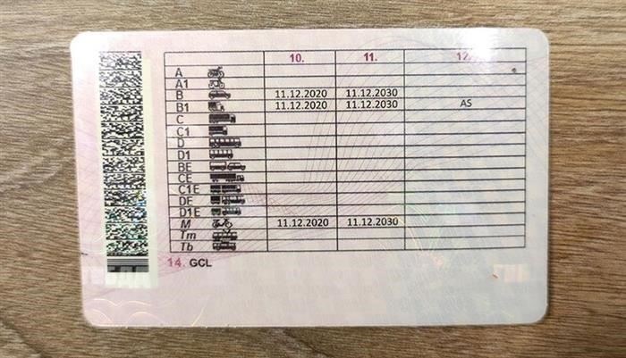 Где в водительском удостоверении указывается стаж вождения?