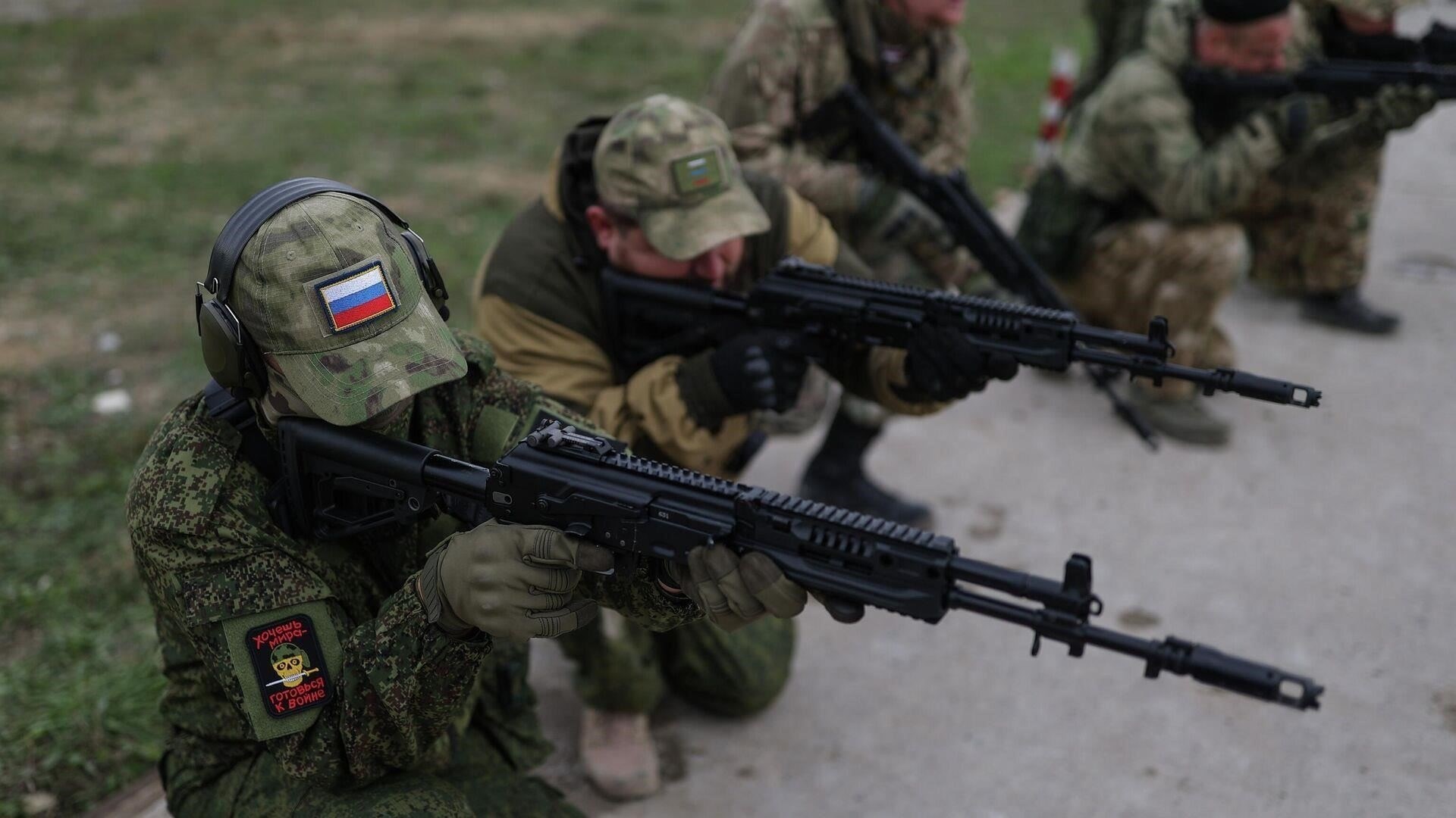 К участию допускаются: Все военнослужащие, участвующие в военных операциях в АфганистанеКлючевые области службы: Артиллерия, сухопутные войска, материально-техническая поддержкаЗначимость: Символизирует советскую приверженность афганскому правительствуИсторический контекст: Награда была вручена в более широких рамках советской внешней политикиНаследие: Продолжает обсуждаться среди военных и историковСимволика и значение медалей «Афганская молодежь»