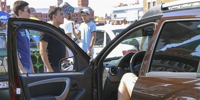 Магазин, играющий громкую музыку, доставляет неудобства жителям частного дома