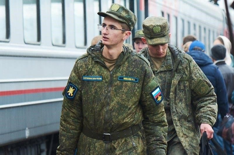 Некоторые проблемы со здоровьем могут изменить вашу классификацию на B2. Это означает, что вы можете не попасть в определенные войска или на определенные должности, но при этом сможете служить в менее требовательных подразделениях. Медицинская комиссия оценивает вашу пригодность по целому ряду факторов. Если вы попали в эту категорию, это означает, что ваше состояние здоровья может помешать вам выполнять определенные задачи или быть назначенным в конкретные подразделения.