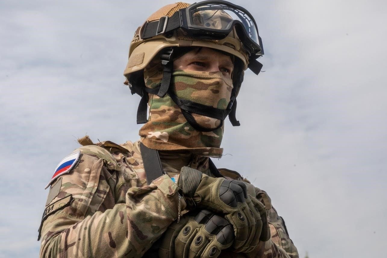 Новоиспеченные военнослужащие, в том числе те, кто завершил обучение, имеют право начать процесс получения жилищного кредита сразу после выполнения условий контракта на службу. Солдаты и матросы первого года службы, а также те, чья служба включает образовательные программы, могут не сразу получить право на одобрение ипотечного кредита, но могут подготовиться к этому, выполнив условия контракта по срокам службы и условиям контракта.