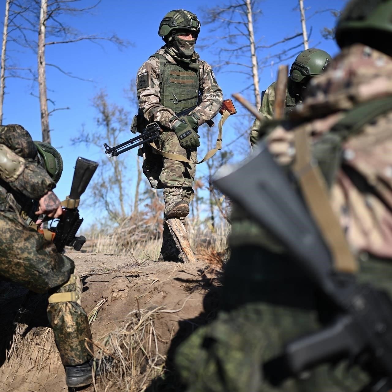 Прежде всего, необходимо понять, имеете ли вы право на получение военных и гражданских пенсий. Военные пенсии зависят от срока действительной службы военнослужащего и времени его увольнения из армии. Если ваш супруг прослужил 20 лет и более, он может претендовать на пенсию, но размер пенсии может зависеть от звания и лет службы. Как правило, военнослужащие, поступившие на службу после 1980 года, начинают получать пенсионные выплаты по достижении 60 лет, но есть и исключения, например, те, кто служил по смешанной пенсионной системе (BRS).