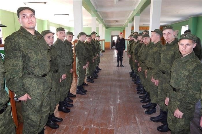 Почему в Севастополе так много молодых людей идут в армию?