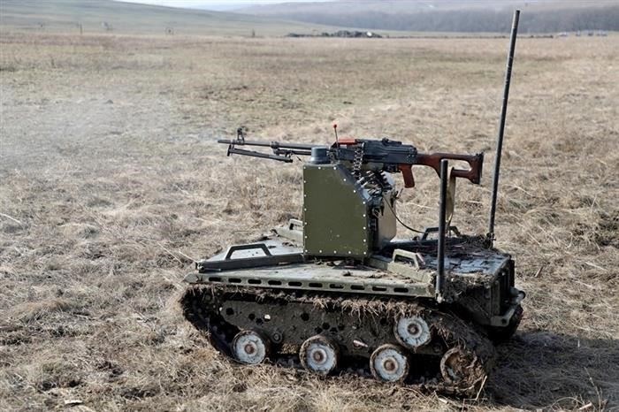 Мобилизованных граждан не сразу отправляют в зону боевых действий. Сначала бойцы должны пройти военную подготовку. Призывники ежедневно выполняют упражнения по стрельбе, осваивают навыки оказания медицинской помощи при ранениях, управляют специальной техникой. О процессе специальной подготовки читайте в статье на Sakh.online.