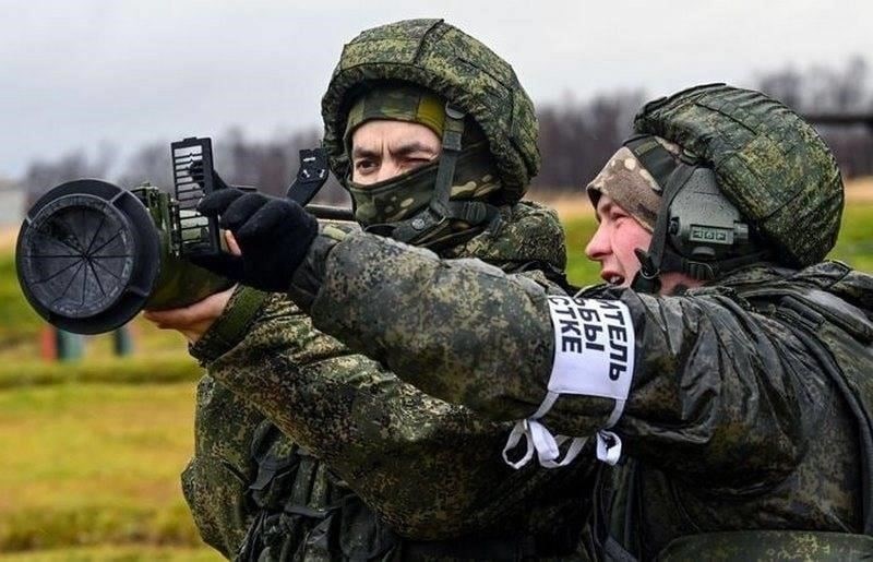 В армии существует четкая политика в отношении максимального возраста для продолжения службы, который варьируется в зависимости от звания, должности и лет службы. Например, если вы поступили на службу в 25 лет, вы можете служить до 45 лет при условии, что вы соответствуете всем остальным критериям службы и эффективности. Если же вы поступили на службу после 25 лет, то максимальный возраст составляет 55 лет. Однако важно отметить, что пребывание на службе после этого возраста может потребовать особого рассмотрения или исключений для некоторых востребованных ролей, например, в военной полиции или органах национальной безопасности.