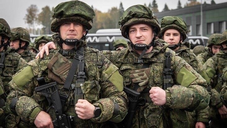 Во-первых, контрактники должны обладать необходимой военной подготовкой и опытом. Если контрактник является бывшим военнослужащим, его предыдущая служба и звание могут повлиять на его соответствие требованиям. Контрактник с большим сроком службы может быть предпочтительнее, так как это свидетельствует о более высоком уровне знаний и опыта. В некоторых случаях может рассматриваться кандидатура военнослужащих из других стран, но это может быть связано с дипломатическими соглашениями и юридическими ограничениями.